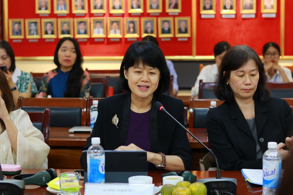 Ms. Ong Toon Hui, Dean & CEO, Civil Service College, Singapore, speaking at the meeting
