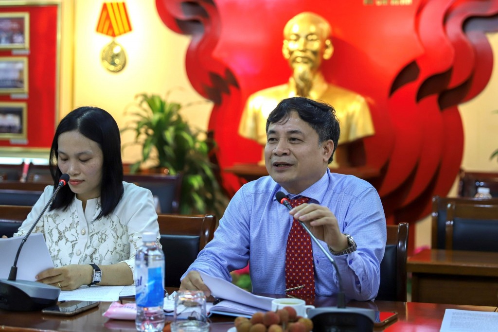 Dr. Nguyen Quang Vinh, Editor-in-Chief of the State Management Review, speaking at the meeting
