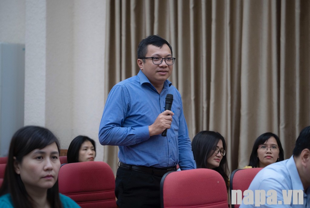 Assoc. Prof. Dr. Tran Nghi Thanh, trainer at the Faculty of Interdisciplinary Sciences, speaking at the seminar