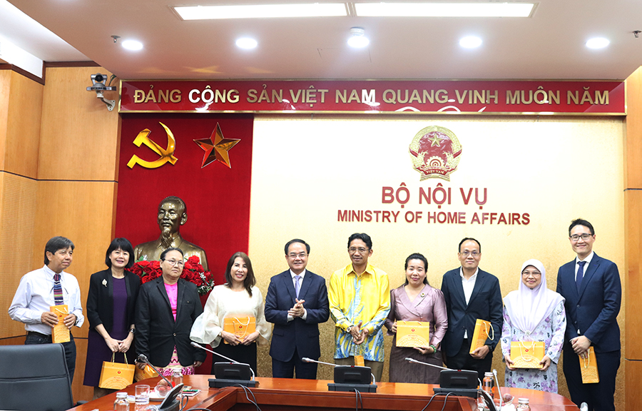 Vice Minister Vu Chien Thang presenting gifts to the Heads of Delegation of countries and international organizations