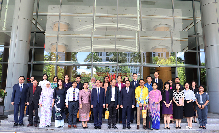 Vice Minister Vu Chien Thang with international delegates