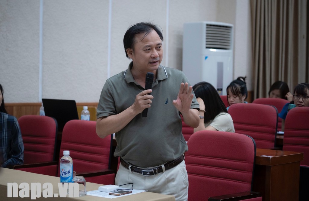 Dr. Ta Quang Tuan, Deputy Editor-in-Chief, State Management Review, speaking at the seminar
