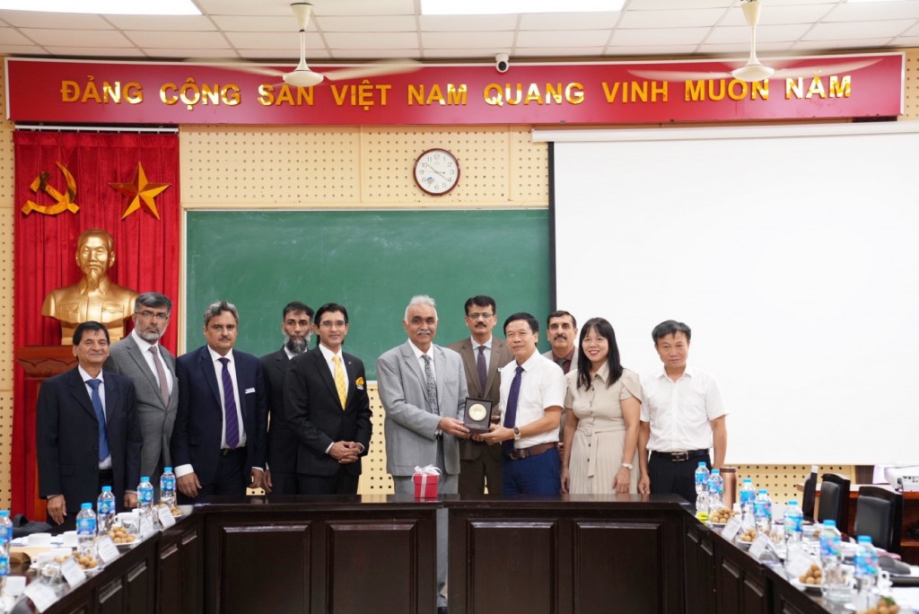   Dr. Lai Duc Vuong presenting gifts to the senior delegation of Pakistan