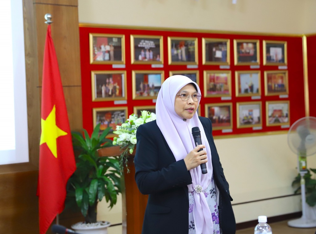 Dr. Noor Maya Salleh, Director, Institut Perkhidmatan Awam, Prime Minister’s Office, Brunei Darussalam, sharing experiences at the workshop