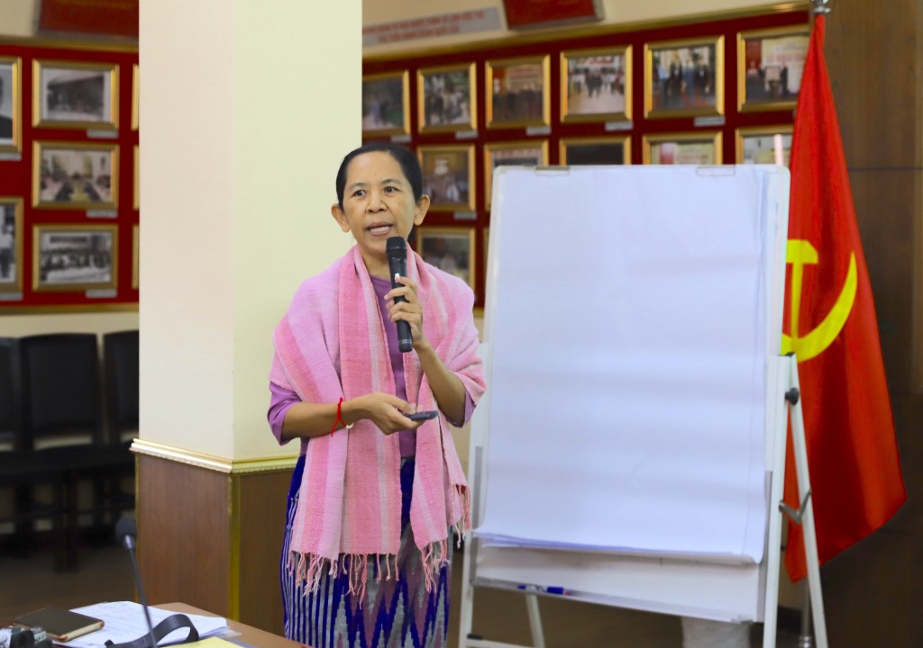 Dr. Khin Mar Myo, Pro-rector, Civil Service Academy (Upper Myanmar), Union Civil Service Board, Myanmar, sharing experiences at the workshop