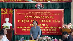 Minister Pham Thi Thanh Tra speaking at the working session.