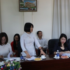 Ms. Tran Thi Xuyen, Director of the Training Center in Da Lat, speaking at the working session.