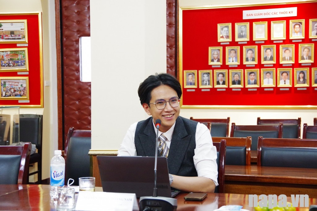 Mr. Nguyen Trong Hoang Nam speaking at the meeting