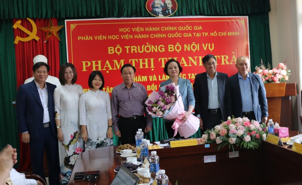 Leaders of the NAPA Branch Campus in Ho Chi Minh City presenting flowers of gratitude to Minister of Home Affairs Pham Thi Thanh Tra and the delegation.