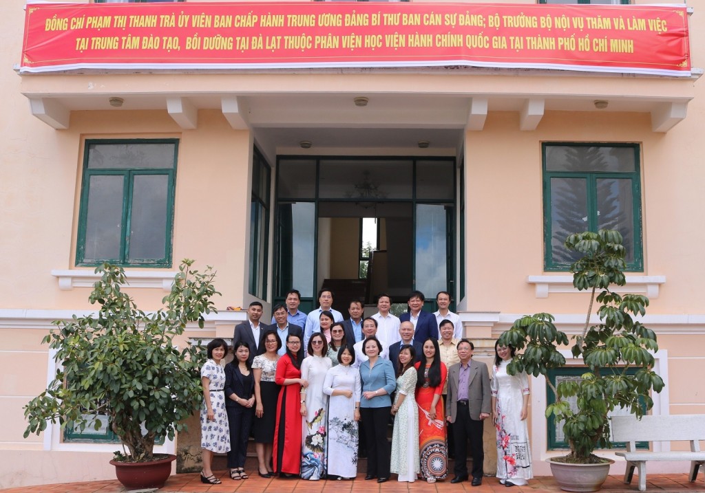 A group photo of the Minister of Home Affairs Pham Thi Thanh Tra and the delegation at the Center.