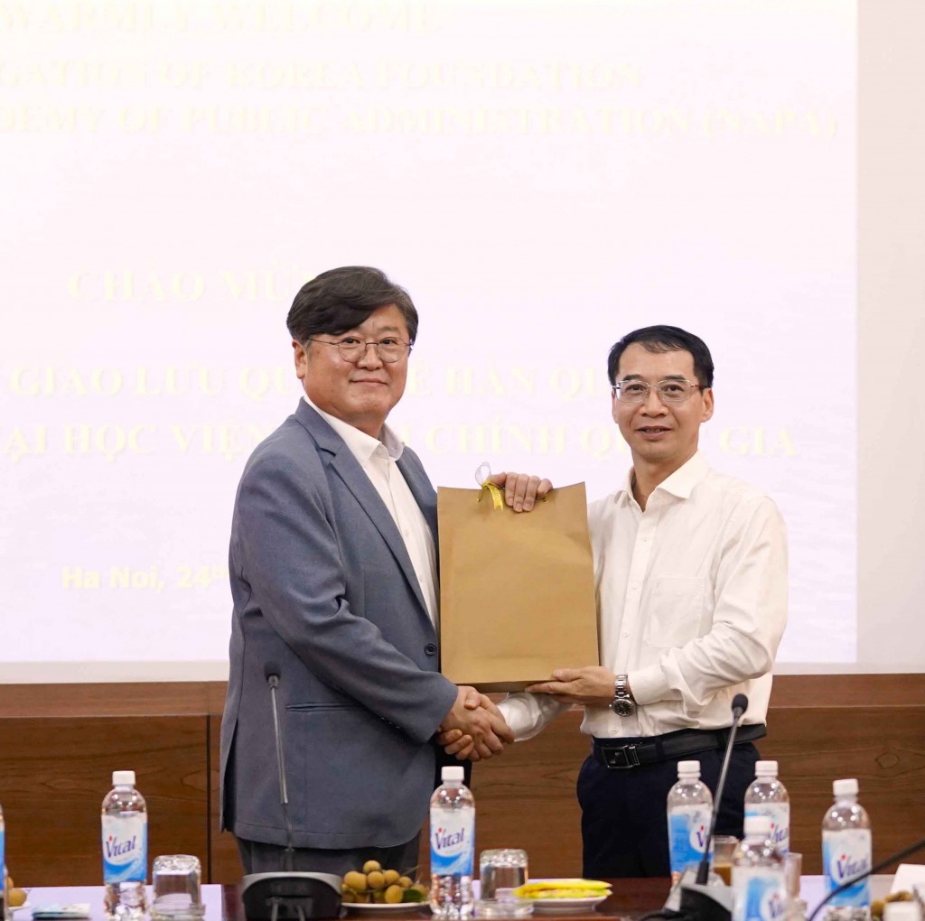 Assoc. Prof. Dr. Luong Thanh Cuong, NAPA Vice President, presenting gifts to the delegation