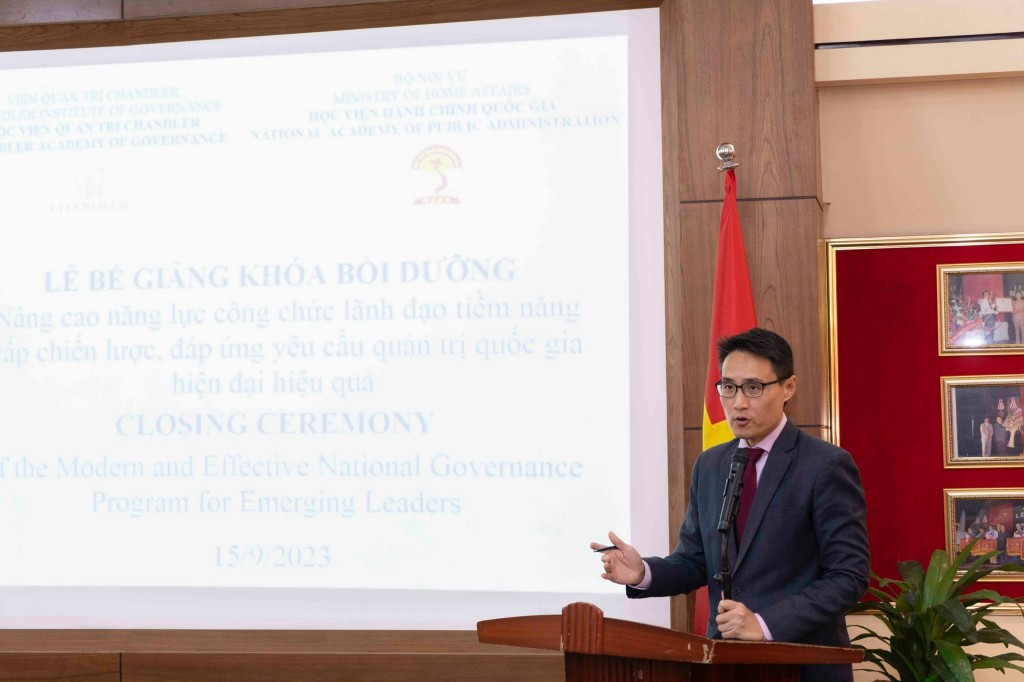 Mr. Kenneth Sim, Deputy Executive Director of CIG and Dean of CAG, speaking at the closing ceremony.