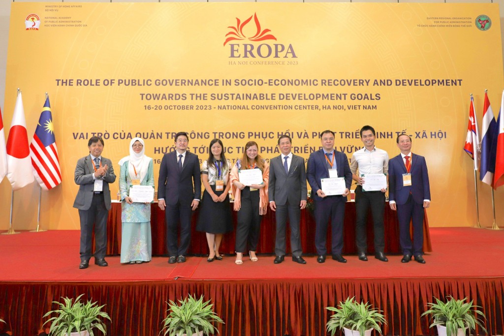 Dr. Alex Brillantes Jr., Assoc. Prof. Dr. Trieu Van Cuong, Assoc. Prof. Dr. Nguyen Ba Chien, Dr. Achakorn Wongpreedee, and Dr. Xu Wei awarding prizes to the authors with the best papers at the Conference.