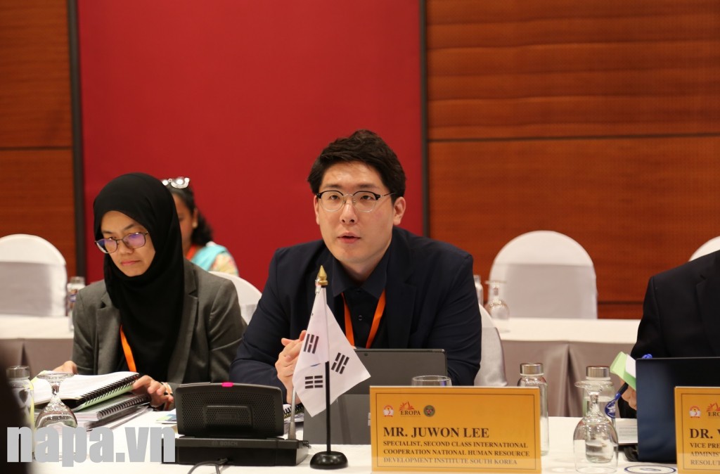   Mr. Juwon Lee, Specialist, Second Class, International Cooperation, National Human Resource Development Institute, South Korea, reporting at the meeting.