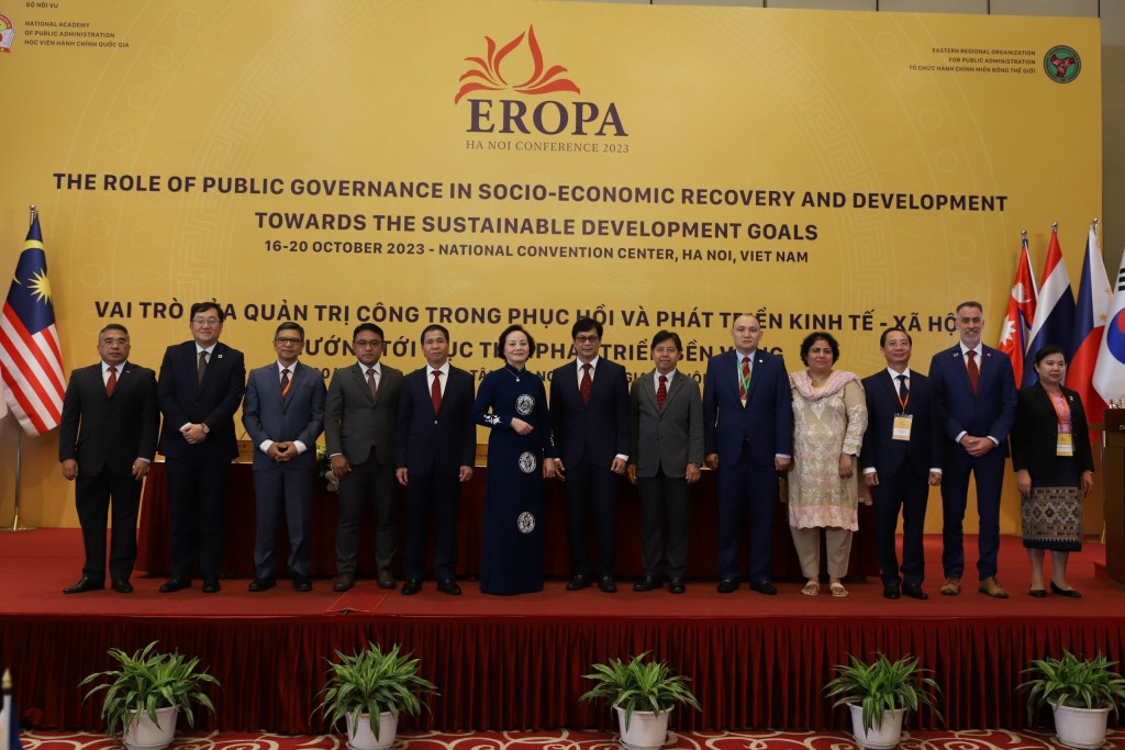 A group photo of Minister of Home Affairs Pham Thi Thanh Tra and heads of state-level delegations attending the Conference.