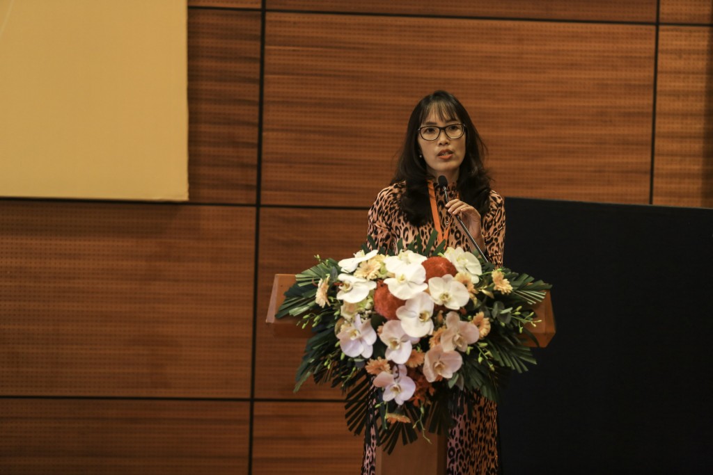  Dr. Pham Thi Diem, National Academy of Public Administration, presenting the paper.