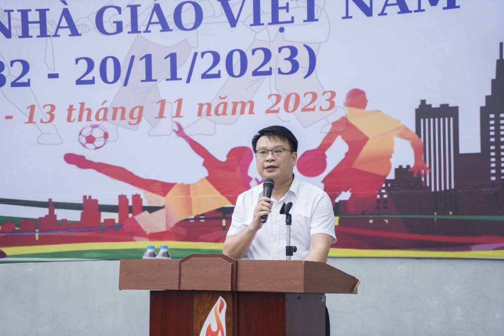 Dr. Bui Huy Tung, Member of the Party Committee, Director General of the Department of Refresher Training Management, and Chairman of the NAPA Trade Union, delivering his opening remarks on the sports festival.