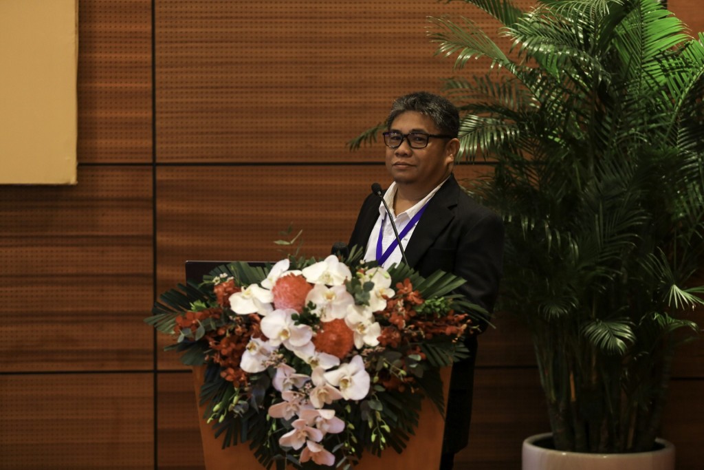  Dr. Eduardo Lluz Ocaña Jr., University of Eastern Philippines, presenting the paper.