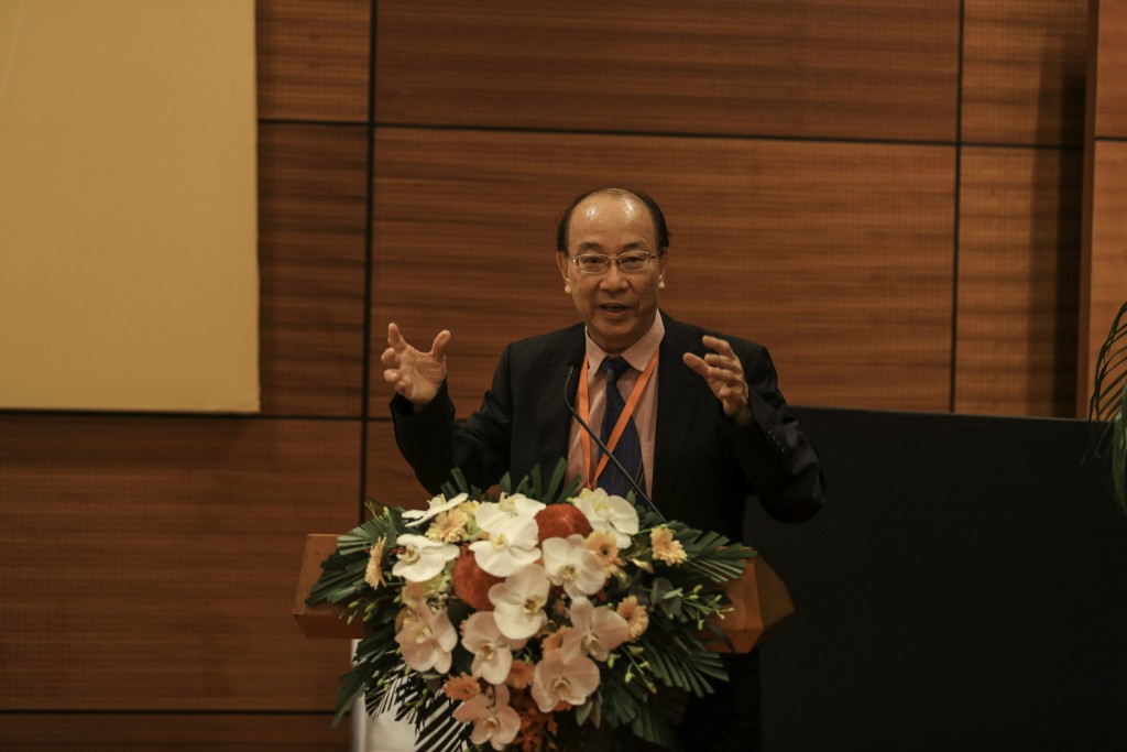 Dr. Peter Fong, Hong Kong Public Administration Association, presenting his paper.