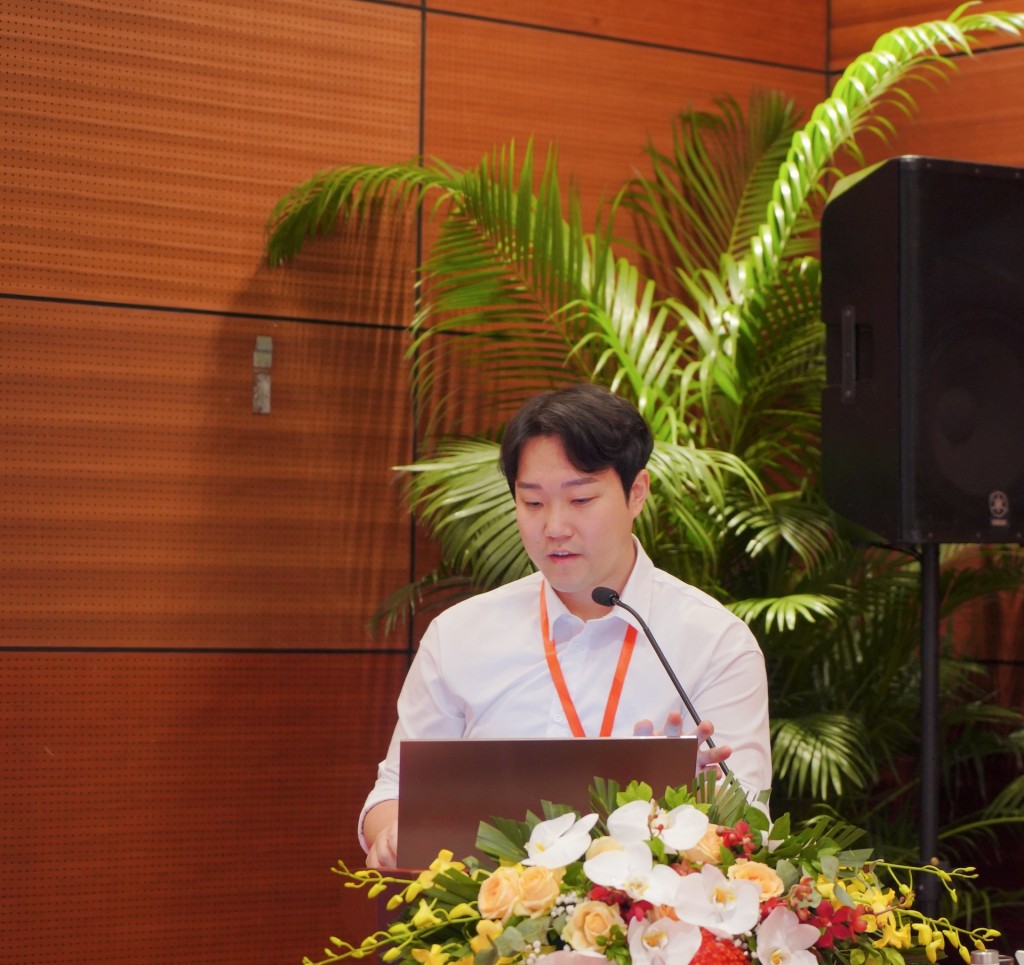 Prof. Bang Hyeon Song, Sungkyunkwan University, South Korea, presenting at the session.