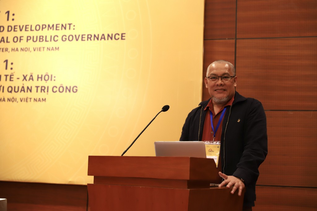   Dr. Ainonnacirin Abdulgani, Mindanao State University, Philippines, presenting at the session.