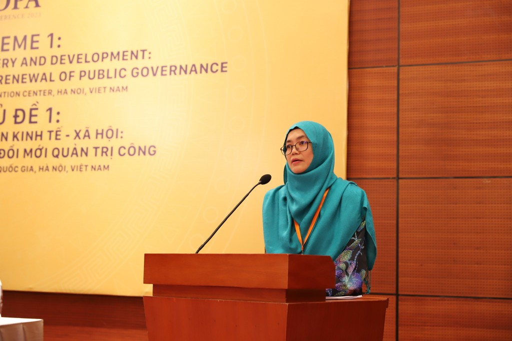   Dr. Putri Noorafedah Megat Tajudin, Malaysian Public Service Department, presenting at the session.
