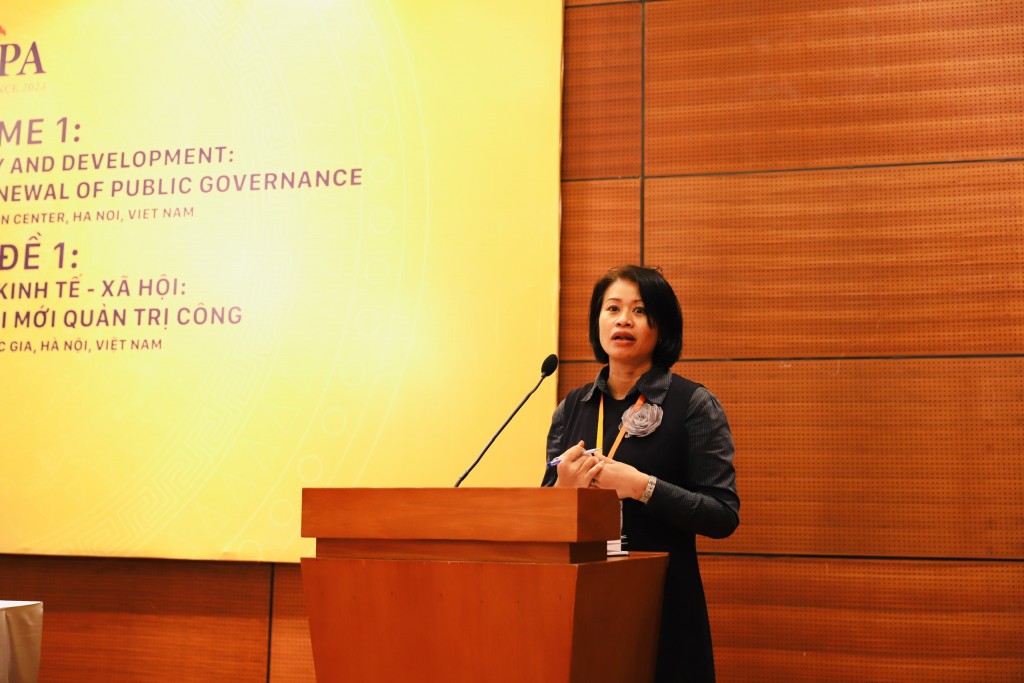 Dr. Nguyen Trang Thu, National Academy of Public Administration, presenting her paper.  