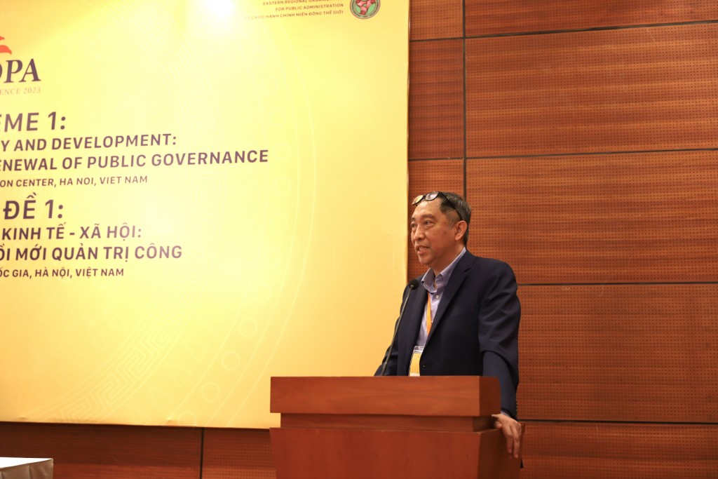 Dr. Eduardo Araral, Lee Kuan Yew School of Public Policy, National University of Singapore, presenting at the session.