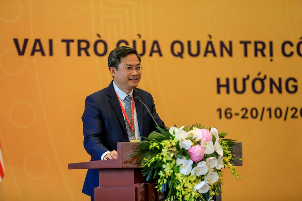   Mr. Ha Minh Hai, Vice Chairman of People's Committee of Ha Noi City, presenting at the plenary session.
