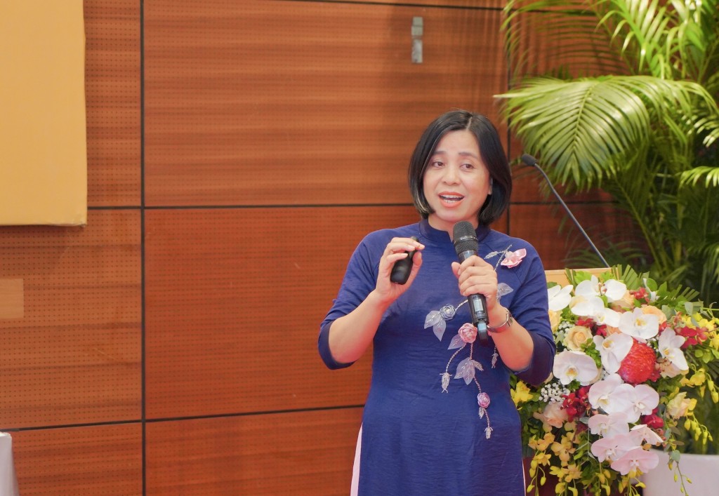 Dr. Nguyen Thi Thu Cuc, National Academy of Public Administration, presenting the paper.