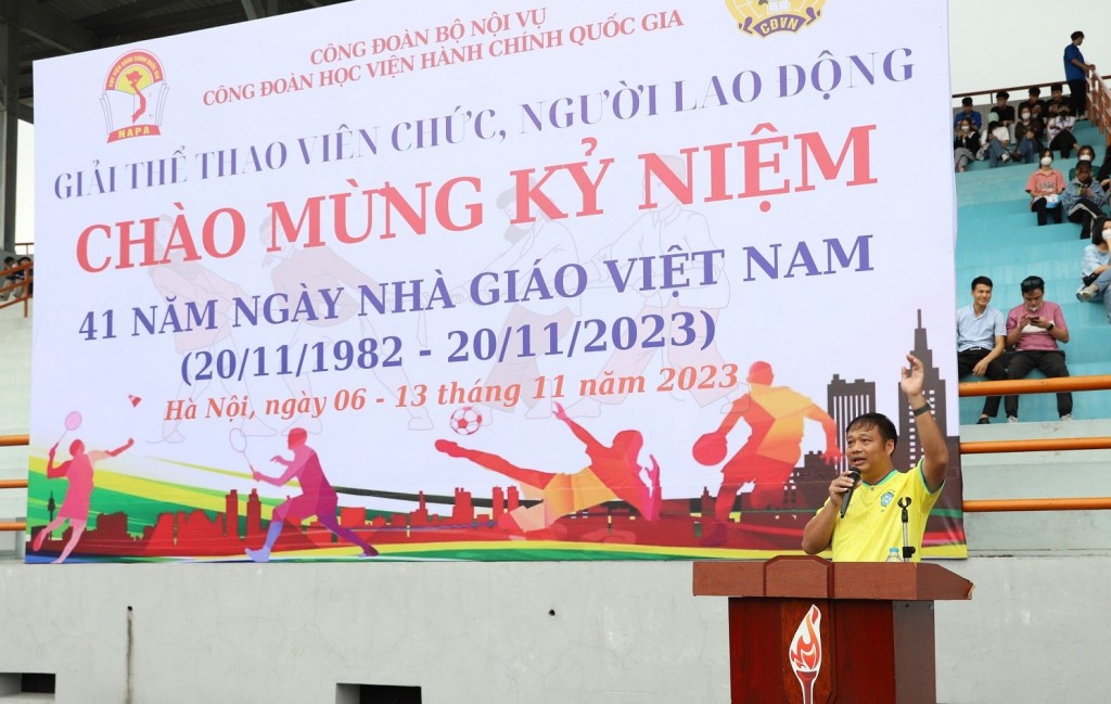 Athlete Nong Minh Duc reciting the oath.