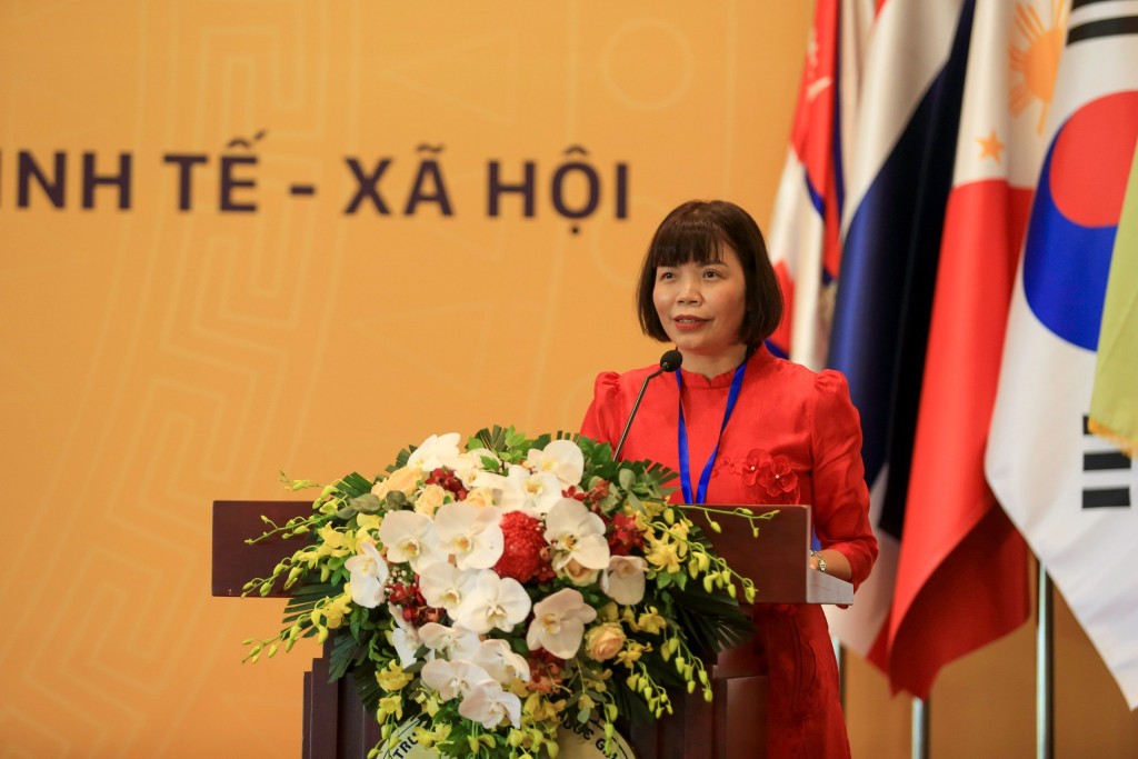 Assoc. Prof. Dr. Nguyen Thi Hong Hai, Dean of the Faculty of Administrative Sciences, National Academy of Public Administration, presenting the policy recommendations for Viet Nam.
