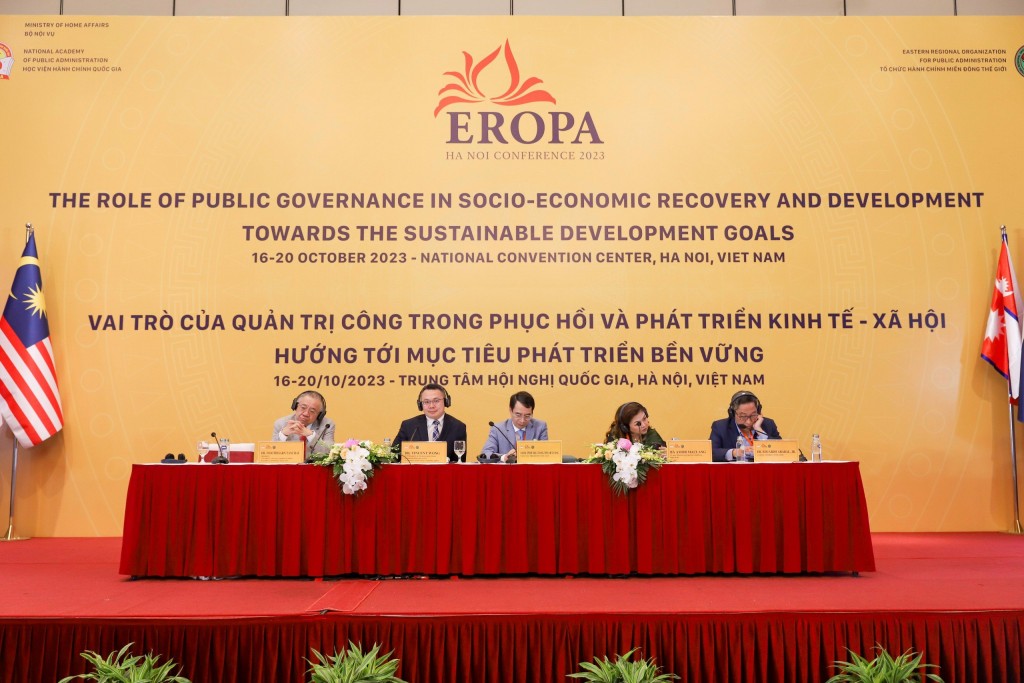   Dr. Vincent Wong, Chair of the EROPA Resolutions Committee and Assoc.Prof.Dr. Luong Thanh Cuong, NAPA Vice President, co-chairing the Conference Plenary III and the plenary speakers.