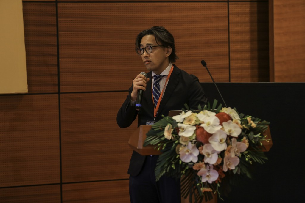  Dr. Naoki Fujiwara, Otemon Gakuin University, Japan, presenting his paper.