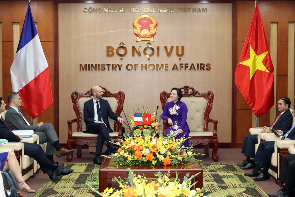 Minister Pham Thi Thanh Tra receiving a courtesy call from the French Minister of Transformation and Public Service Stanislas Guerini at MoHA headquarters on November 30, 2023.