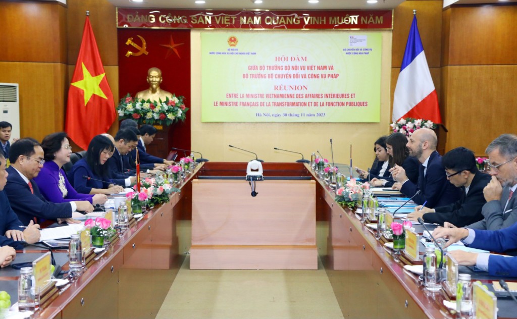 An overview of the talks between the Minister of Home Affairs of Viet Nam and the Minister of Transformation and Public Service of France.