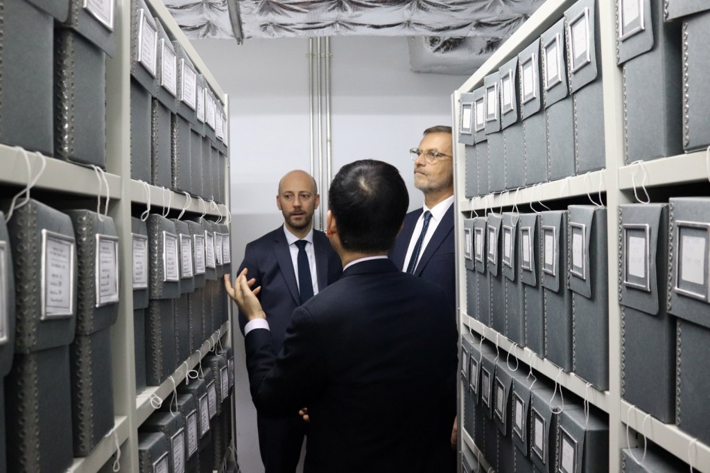 Minister Stanislas Guerini of the French Ministry of Transformation and Public Service touring the document storage warehouse.
