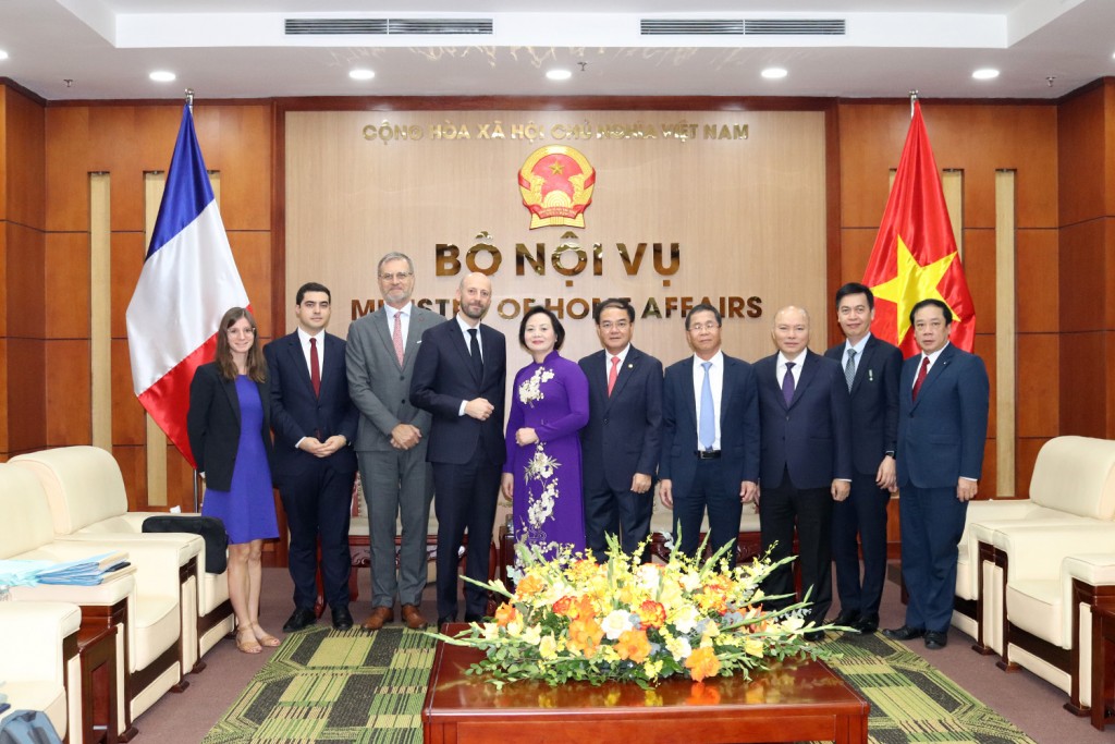Minister Pham Thi Thanh Tra, Minister Stanislas Guerini, and delegates of the reception.