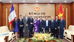 Minister Pham Thi Thanh Tra, Minister Stanislas Guerini, and delegates of the reception.
