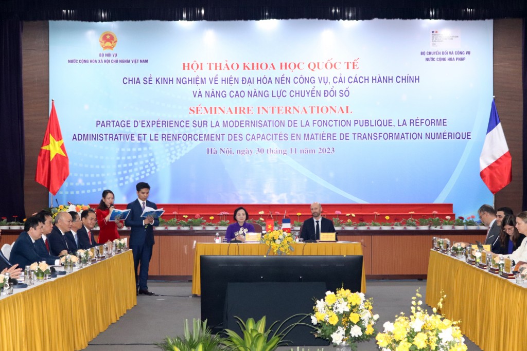 Minister Pham Thi Thanh Tra and Minister Stanislas Guerini at the Opening Ceremony of the International Seminar "Sharing experiences on the modernization of the public service, administrative reform, and capacity building for digital transformation”. 