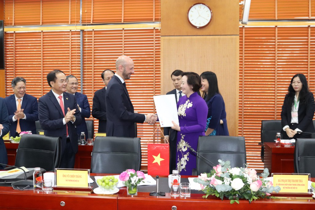 Minister Stanislas Guerini handing over the certificate of completion of the training course of Vietnamese participants to Minister Pham Thi Thanh Tra.