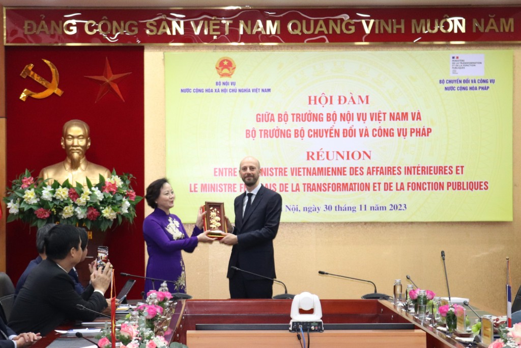 Minister Pham Thi Thanh Tra presenting a gift to Minister Stanislas Guerini.