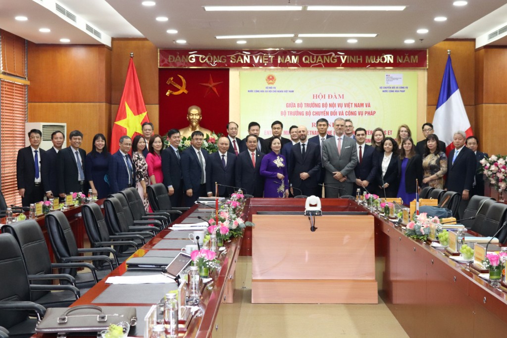 A group photo of Minister Pham Thi Thanh Tra and Minister Stanislas Guerini with Vietnamese and French delegates of the talks.