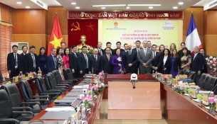 A group photo of Minister Pham Thi Thanh Tra and Minister Stanislas Guerini with Vietnamese and French delegates of the talks.