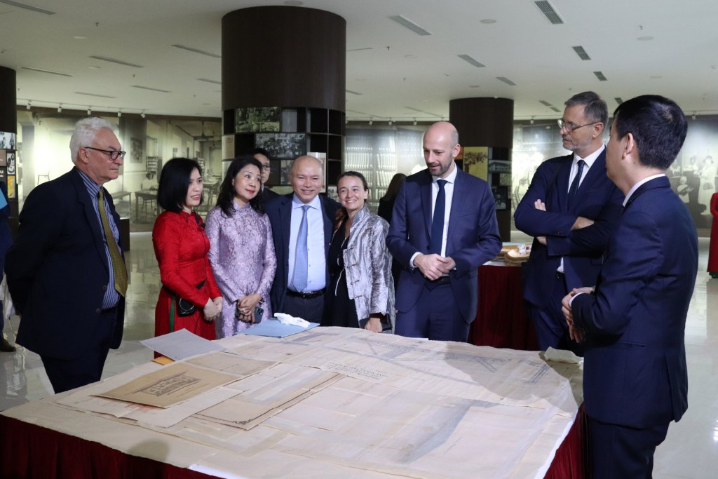 Minister Stanislas Guerini of the French Ministry of Transformation and Public Service examining the design drawings of some typical buildings in Hanoi designed by the French before 1945, which are preserved at the National Archives Center I.