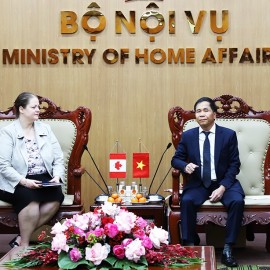 Vice Minister of Home Affairs Trieu Van Cuong and Ms. Larissa Bezo at the meeting
