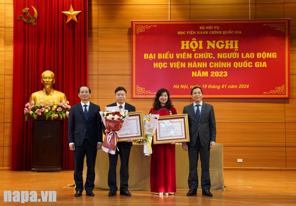 Assoc. Prof., Dr. Trieu Van Cuong – Vice Minister of Home Affairs and NAPA’s President Nguyen Ba Chien awarding the State President’s Outstanding Teacher Title to Assoc. Prof., Dr. Nguyen Thi Thu Van – Dean of Archives and Office Management Faculty, and Assoc. Prof., Dr. Nguyen Van Hau – Chief of NAPA’s Office