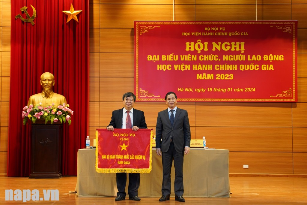 Assoc. Prof., Dr. Trieu Van Cuong – Vice Minister of Home Affairs awarding the Ministry’s Flag of Emulation to the Faculty of Social Management – the collective with successful completion of tasks. 