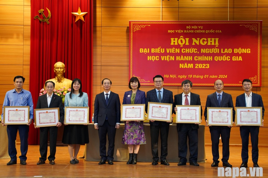 Assoc. Prof., Dr. Nguyen Ba Chien awarding the Ministry’s certificates to the collectives with successful completion of tasks in 2023. 