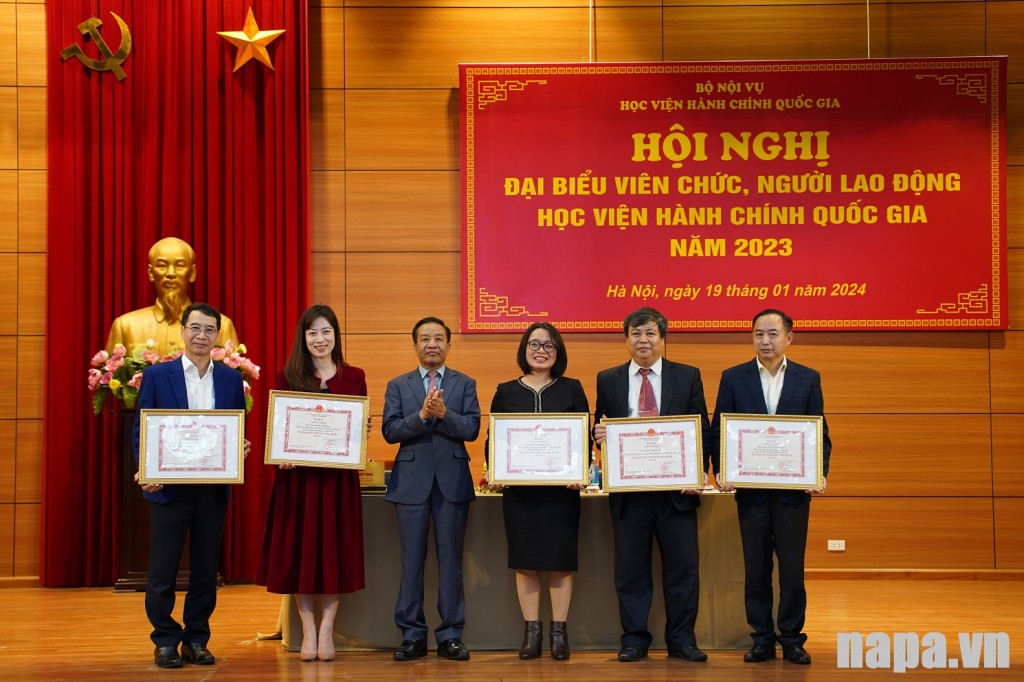 Dr. Nguyen Dang Que awarding the Ministerial certificates to the individuals who won the title of Emulation Soldier in 2023.